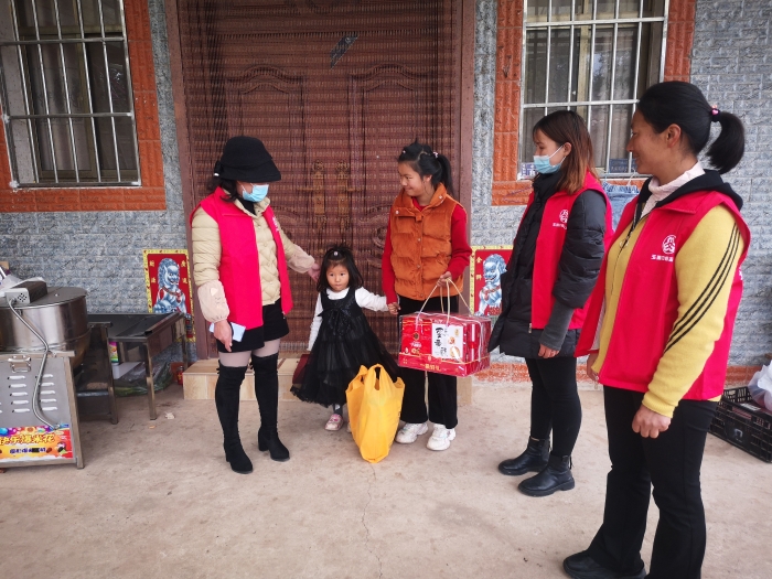 马鹿社区开展春节走访慰问困难群众活动2