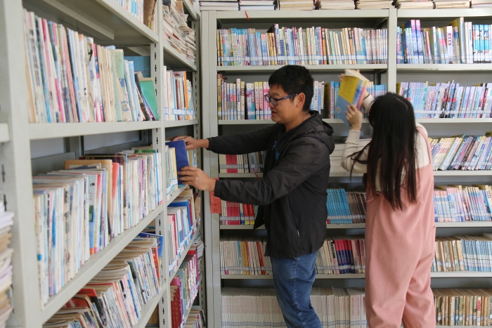 建兴乡开展“扫黄打非·护苗”图书检查及“阅读+元宵”主题阅读活动2