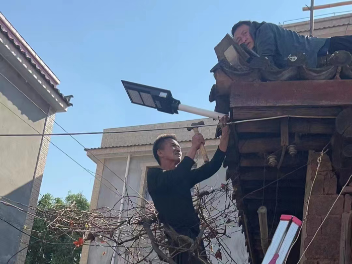 纳溪社区：小小路灯送光明 点亮纳溪暖人心1
