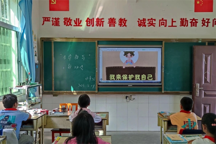 水塘镇小学组织召开“生命教育”主题班会1