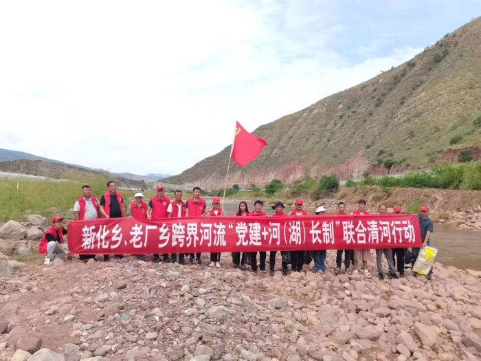 老厂乡：跨界开展“党建＋河（湖）长制”联合清河行动 守护一方绿水长流 (2)