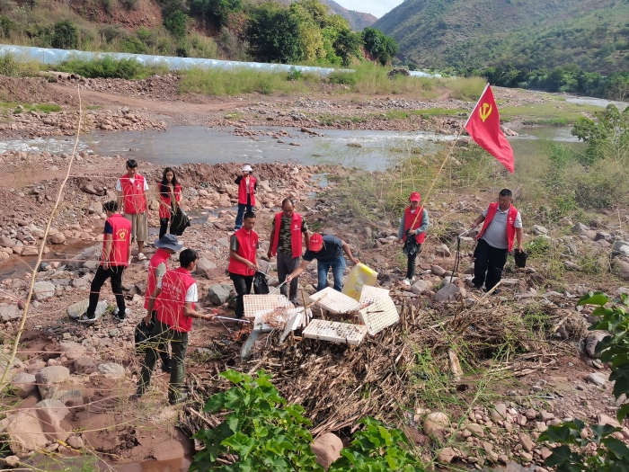老厂乡：跨界开展“党建＋河（湖）长制”联合清河行动 守护一方绿水长流 (1)